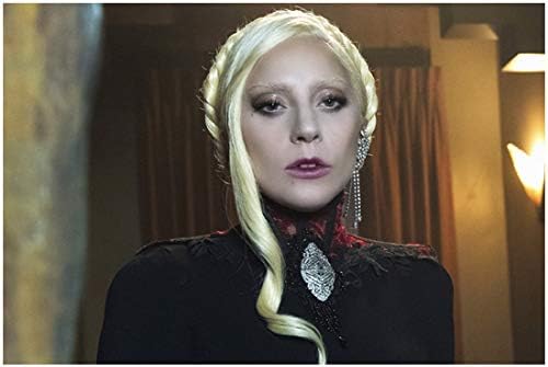 Лейди Гага е в ролята на графиня от Американска история на ужасите в хотел Американска история на ужасите Снимка с размери 8 х 10 см