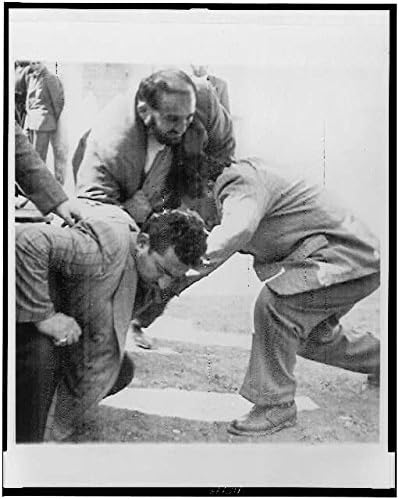 Исторически находки Снимка: Шабан Джафари, се бори с политически инакомыслящими избирателен участък в Техеран, 1954 година, Иран